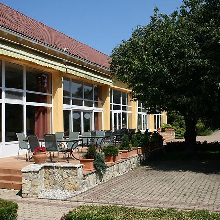 Park Hotel Es Rendezveny Centrum Bábolna Zewnętrze zdjęcie