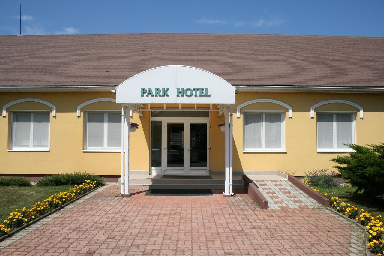 Park Hotel Es Rendezveny Centrum Bábolna Zewnętrze zdjęcie