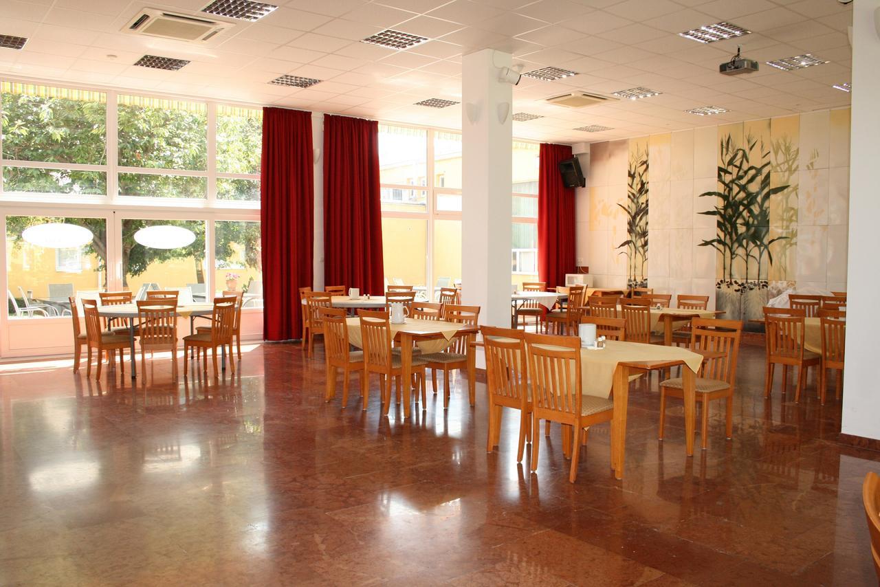 Park Hotel Es Rendezveny Centrum Bábolna Zewnętrze zdjęcie