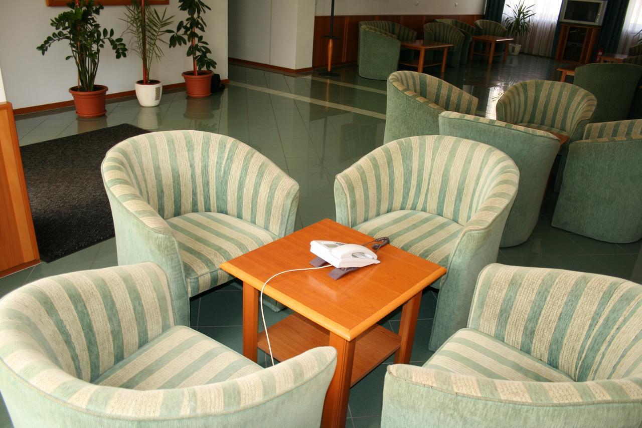 Park Hotel Es Rendezveny Centrum Bábolna Zewnętrze zdjęcie