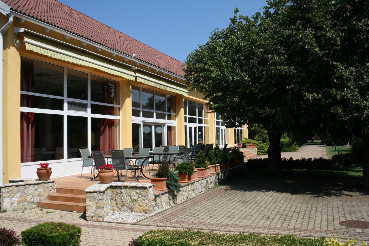 Park Hotel Es Rendezveny Centrum Bábolna Zewnętrze zdjęcie
