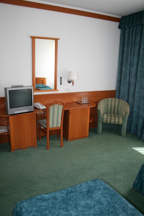Park Hotel Es Rendezveny Centrum Bábolna Zewnętrze zdjęcie