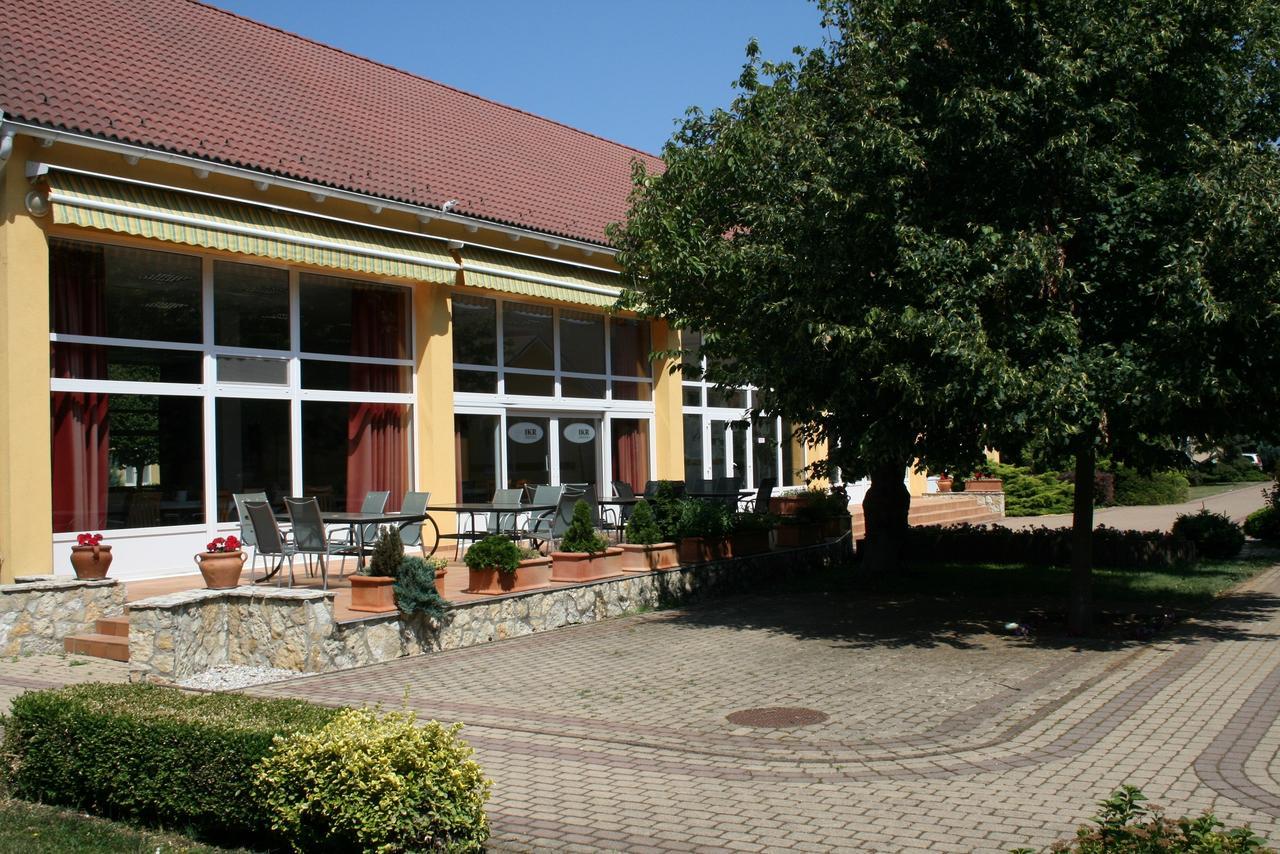 Park Hotel Es Rendezveny Centrum Bábolna Zewnętrze zdjęcie