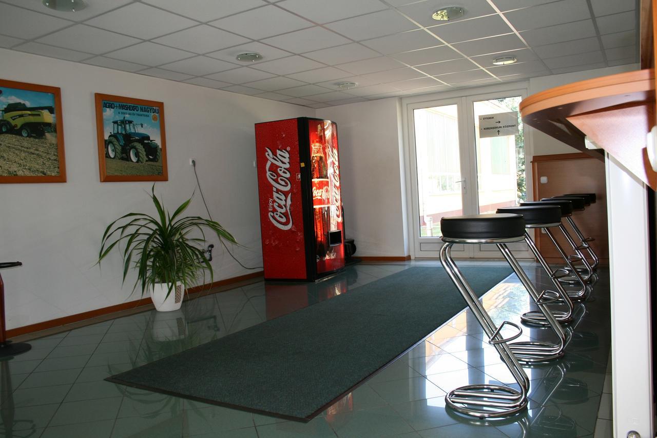 Park Hotel Es Rendezveny Centrum Bábolna Zewnętrze zdjęcie