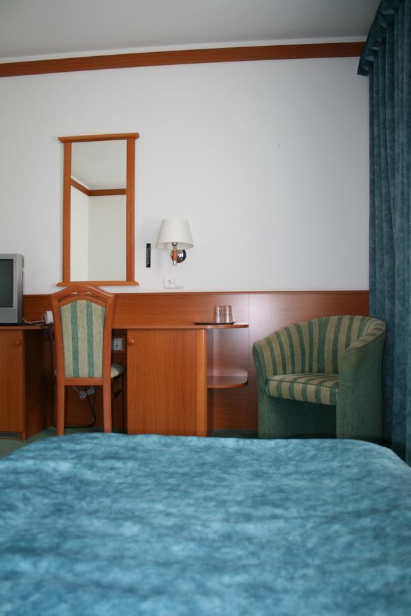 Park Hotel Es Rendezveny Centrum Bábolna Zewnętrze zdjęcie
